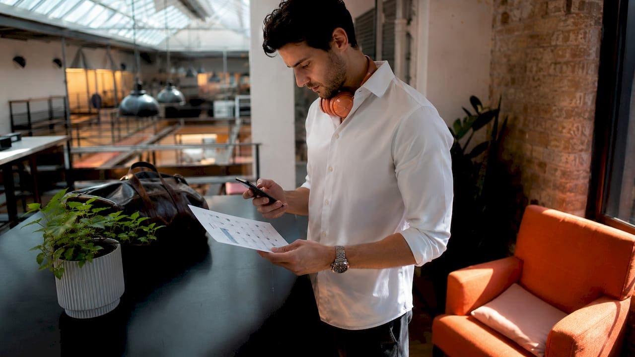 Man scheduling headshot appointment in London office